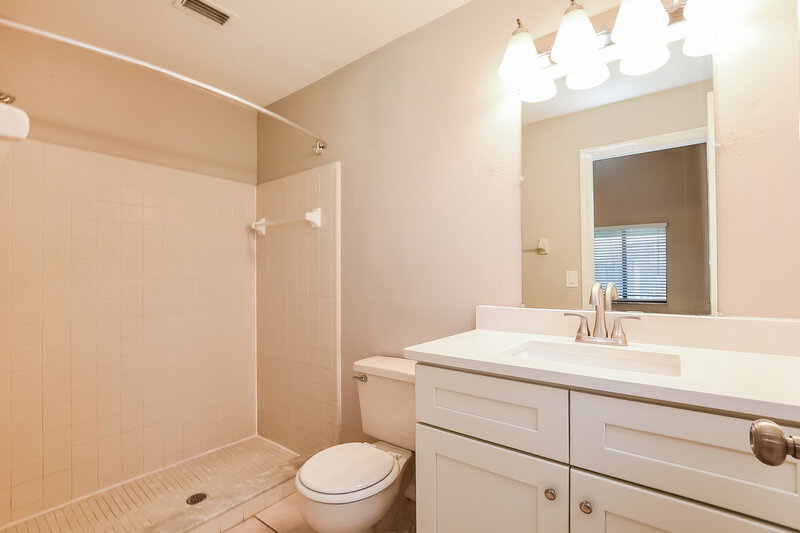 2,235/Mo, 1003 Vernon Loop Oviedo, FL 32765 Main Bathroom View