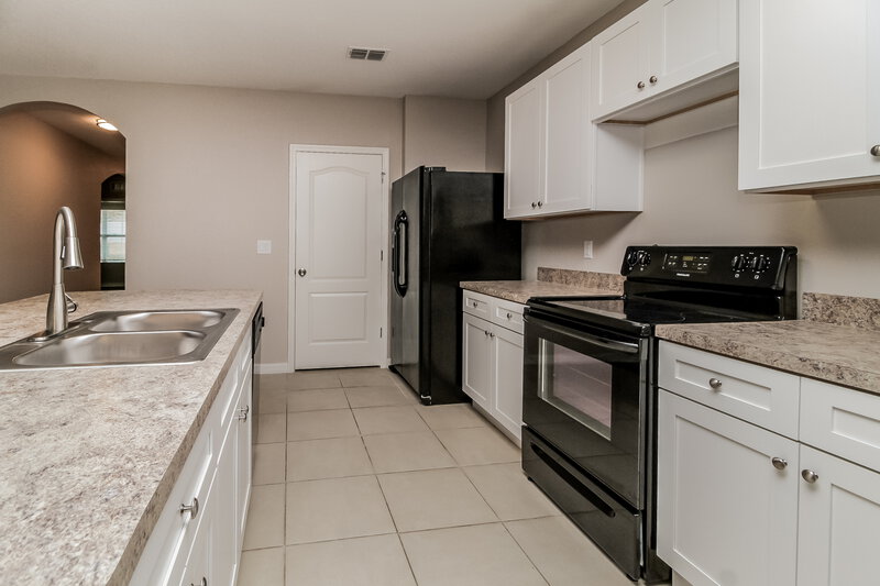 2,040/Mo, 2420 Valhalla Dr Tavares, FL 32778 Kitchen View