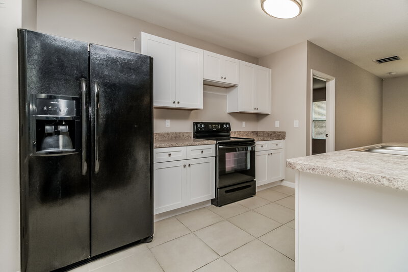 2,040/Mo, 2420 Valhalla Dr Tavares, FL 32778 Kitchen View 2