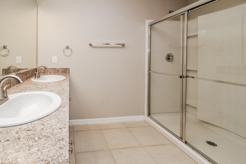 2,040/Mo, 2420 Valhalla Dr Tavares, FL 32778 Main Bathroom View