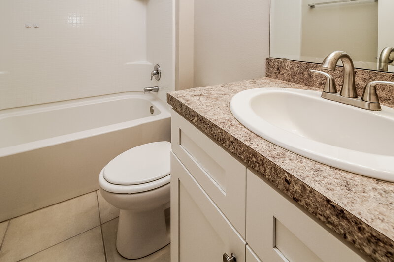 2,040/Mo, 2420 Valhalla Dr Tavares, FL 32778 Bathroom View
