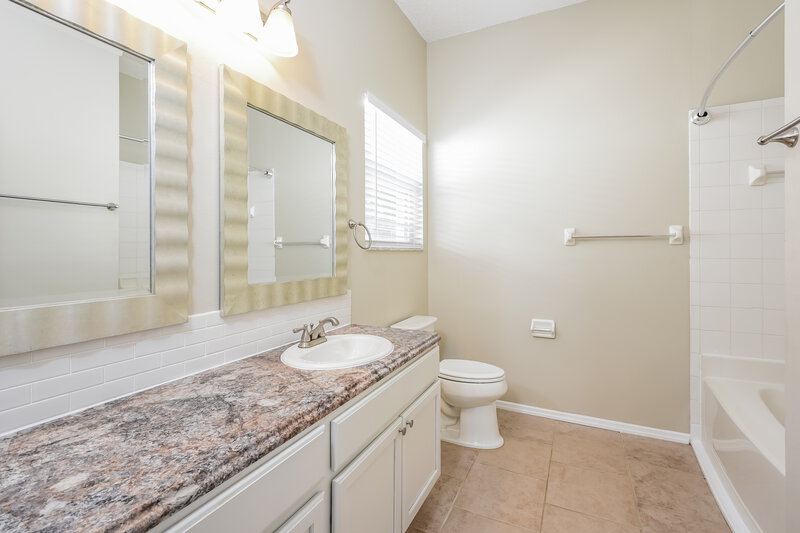 2,505/Mo, 12712 Woodbury Glen Dr Orlando, FL 32828 Main Bathroom View