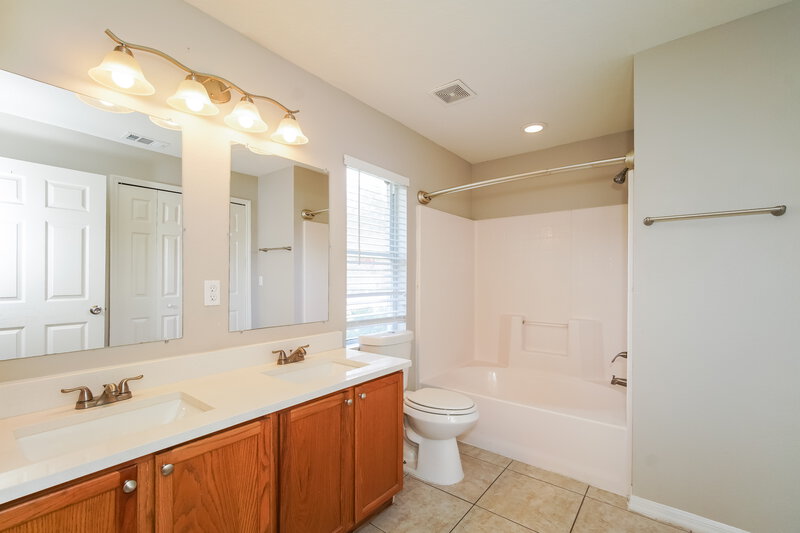2,380/Mo, 13743 Riverpath Grove Dr Orlando, FL 32826 Main Bathroom View