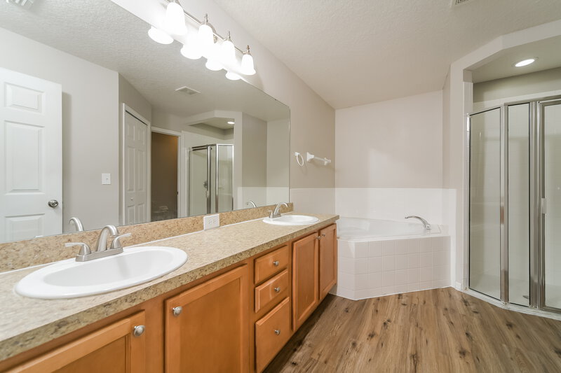 2,035/Mo, 4222 Barnsley Ln Tavares, FL 32778 Main Bathroom View