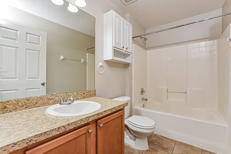 2,210/Mo, 4222 Barnsley Ln Tavares, FL 32778 Bathroom View