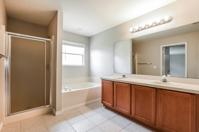 4,475/Mo, 14332 Abington Heights Dr Orlando, FL 32828 Main Bathroom View
