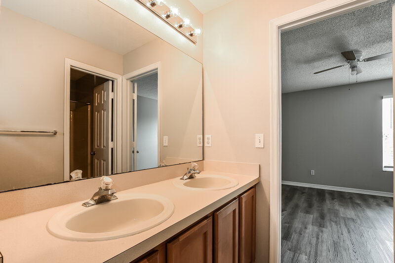 4,475/Mo, 14332 Abington Heights Dr Orlando, FL 32828 Main Bathroom View 2