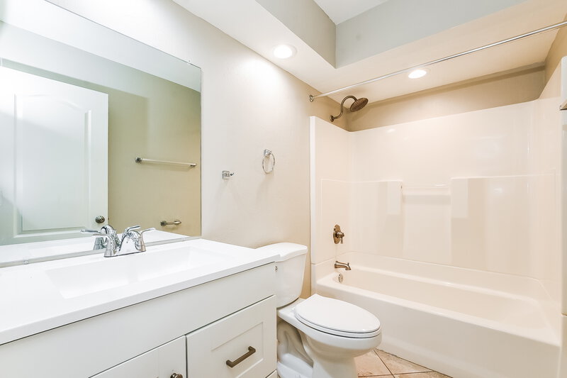 2,505/Mo, 104 First Street Ct Tavares, FL 32778 Main Bathroom View 2