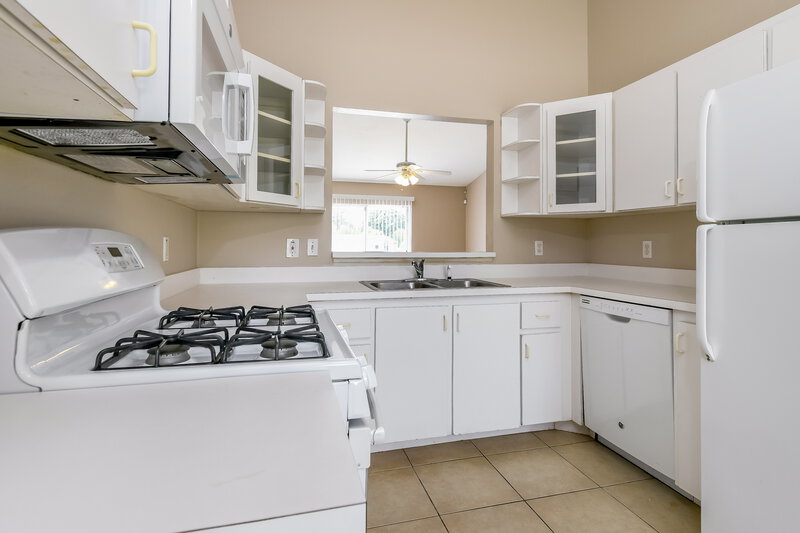 2,810/Mo, 1940 Villa Angelo Blvd Saint Cloud, FL 34769 Kitchen View