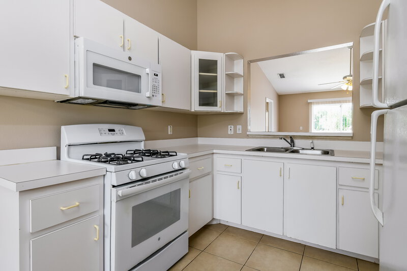 2,810/Mo, 1940 Villa Angelo Blvd Saint Cloud, FL 34769 Kitchen View 2