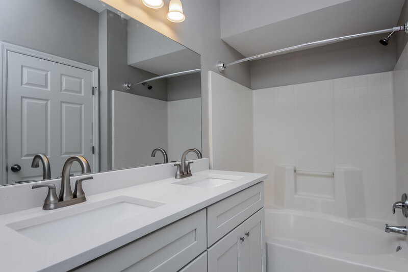 2,195/Mo, 2520 Tiger Maple Ct Kissimmee, FL 34743 Main Bathroom View