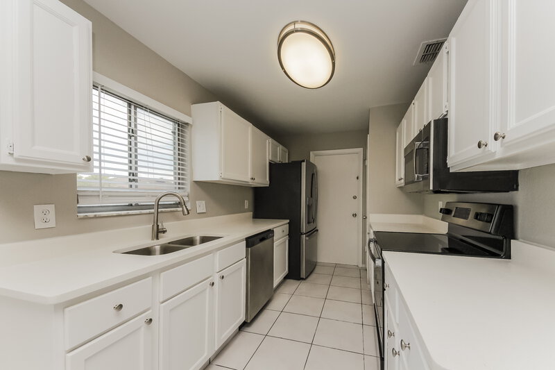 2,070/Mo, 165 Merida Dr Kissimmee, FL 34743 Kitchen View 2