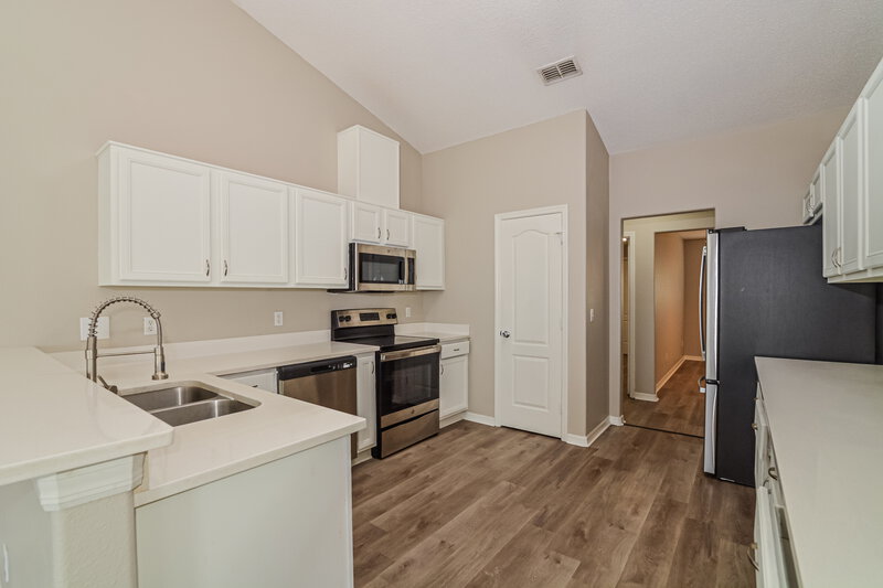 2,590/Mo, 942 Cork Oak Ln Minneola, FL 34715 Kitchen View 2