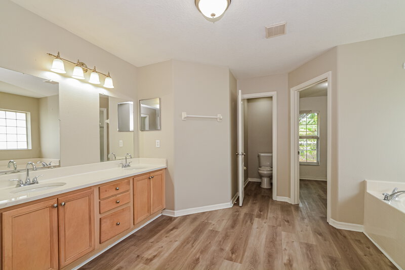 2,590/Mo, 942 Cork Oak Ln Minneola, FL 34715 Main Bathroom View