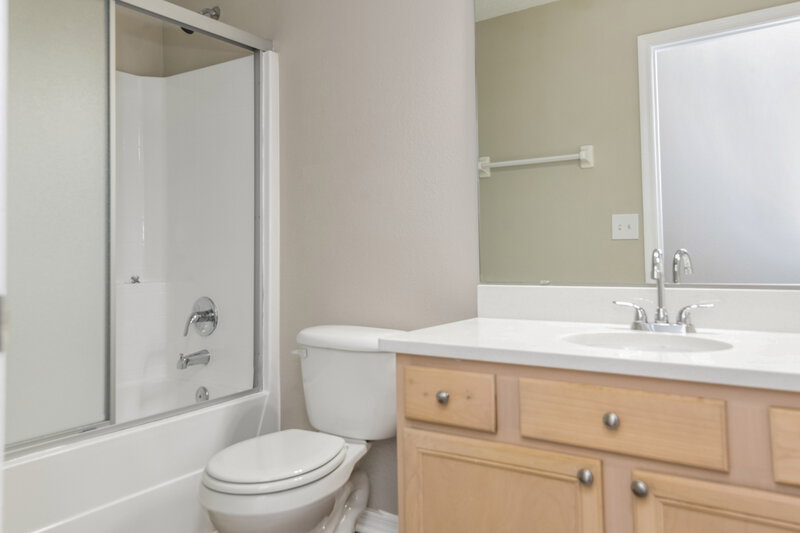 2,730/Mo, 942 Cork Oak Ln Minneola, FL 34715 Bathroom View