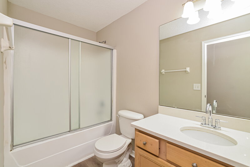 2,590/Mo, 942 Cork Oak Ln Minneola, FL 34715 Bathroom View