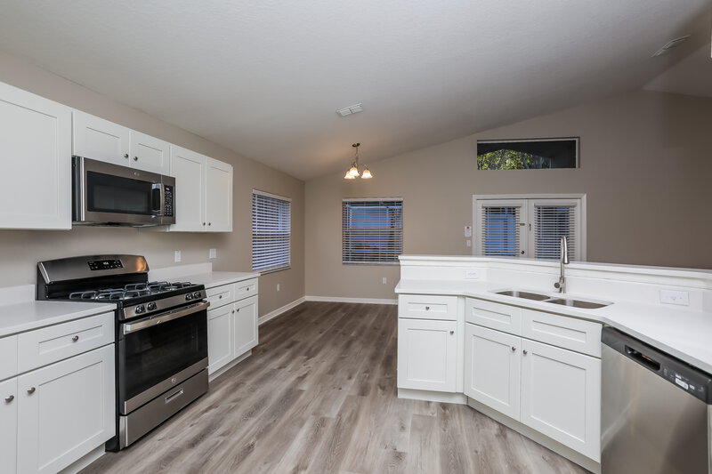 2,395/Mo, 827 High Pointe Cir Minneola, FL 34715 Kitchen View 2