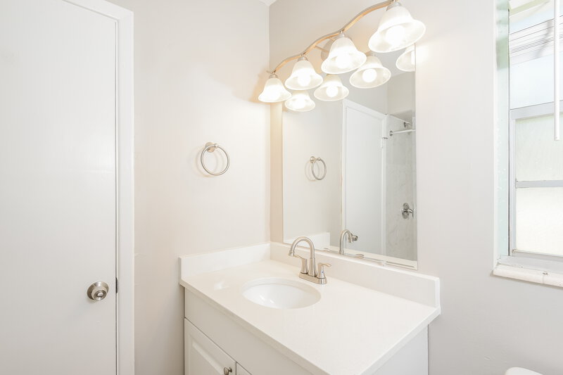 1,875/Mo, 923 N Grove St Eustis, FL 32726 Main Bathroom View