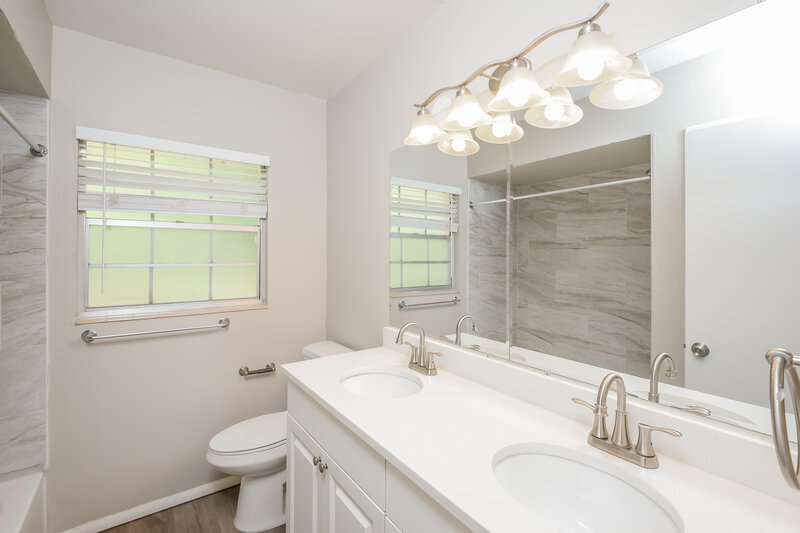 1,875/Mo, 923 N Grove St Eustis, FL 32726 Bathroom View