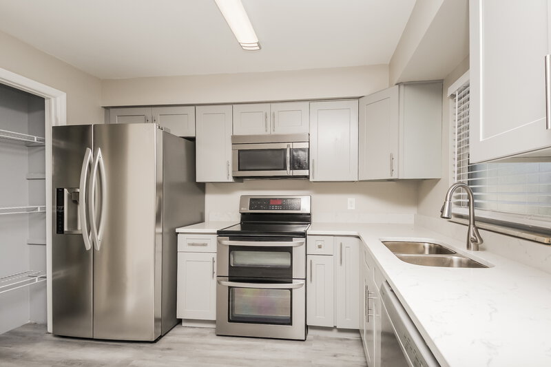 2,410/Mo, 2022 Valencia Cir Kissimmee, FL 34741 Kitchen View 2