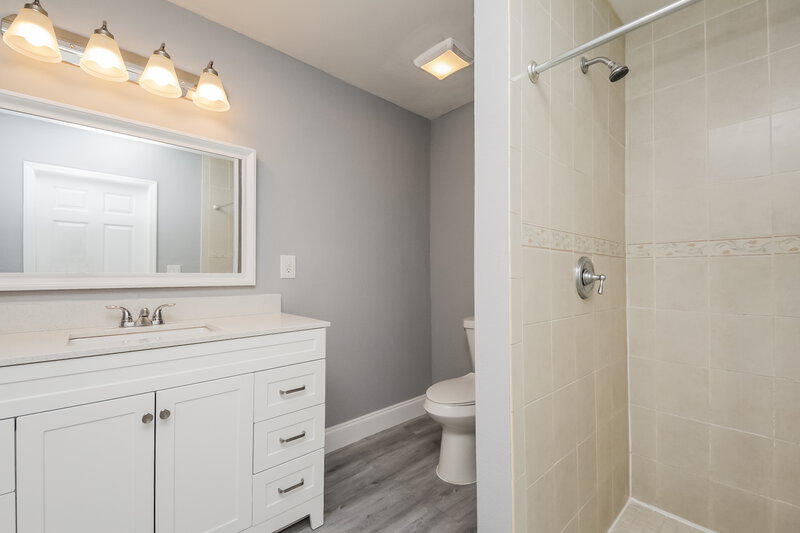 2,410/Mo, 2022 Valencia Cir Kissimmee, FL 34741 Main Bathroom View