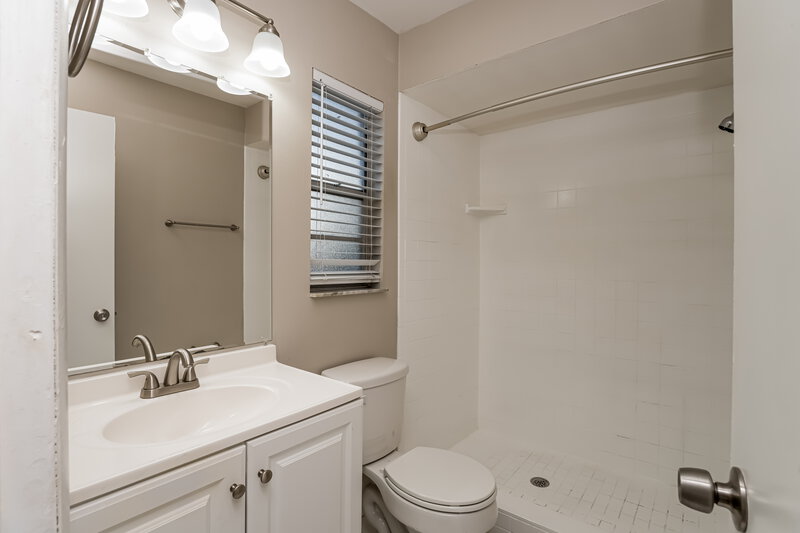 2,280/Mo, 500 Sunrise Dr Casselberry, FL 32707 Main Bathroom View