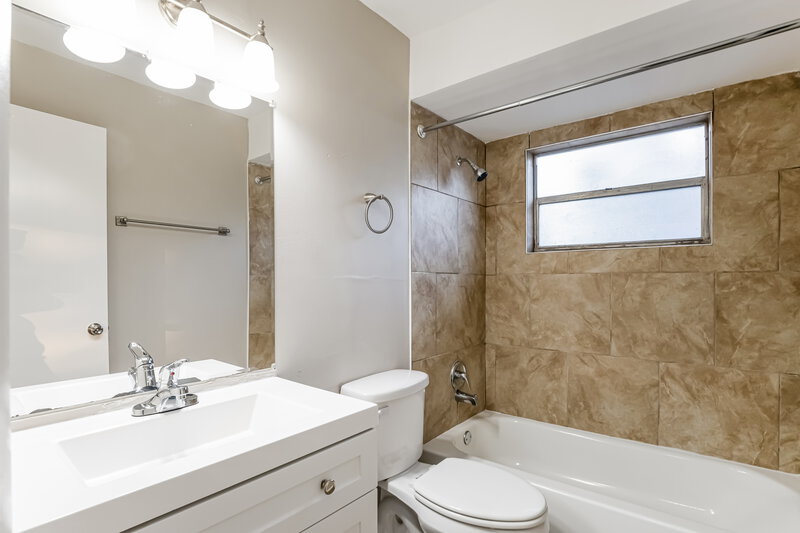 2,280/Mo, 500 Sunrise Dr Casselberry, FL 32707 Bathroom View