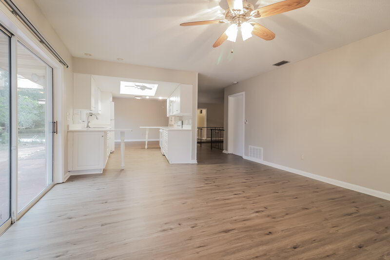 2,120/Mo, 417 E Hillcrest St Altamonte Springs, FL 32701 Living Room View 2