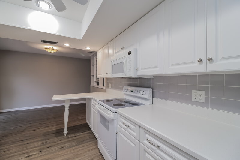 2,120/Mo, 417 E Hillcrest St Altamonte Springs, FL 32701 Kitchen View