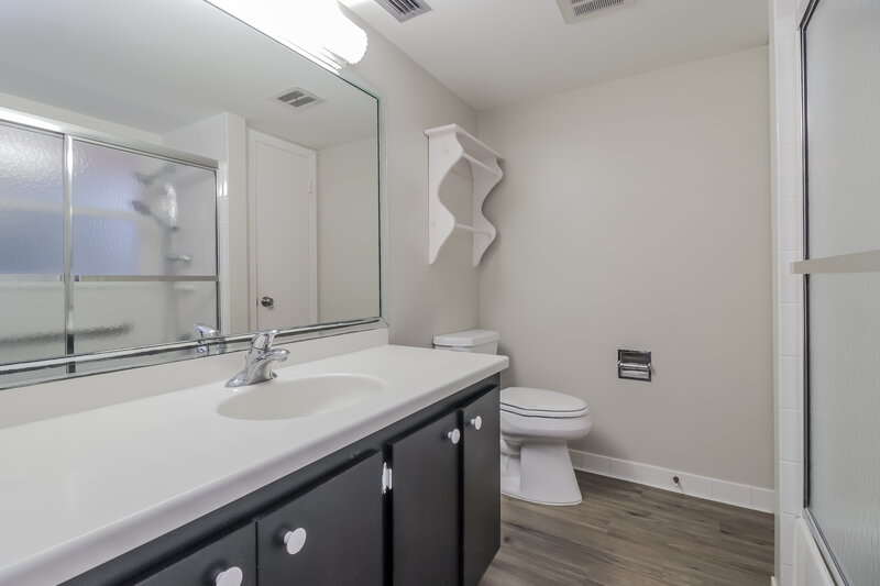 2,120/Mo, 417 E Hillcrest St Altamonte Springs, FL 32701 Main Bathroom View