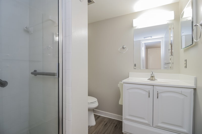 2,120/Mo, 417 E Hillcrest St Altamonte Springs, FL 32701 Bathroom View