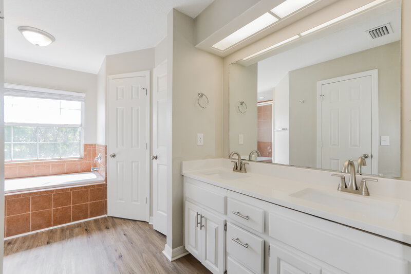 2,680/Mo, 6231 Courtney Cv Forest City, FL 32703 Main Bathroom View