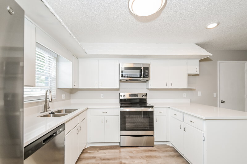 2,200/Mo, 151 Rainbow Blvd Babson Park, FL 33827 Kitchen View 2