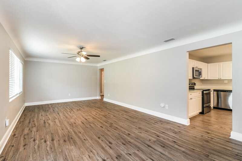 2,240/Mo, 515 S Nekoma Ave Lake Alfred, FL 33850 Living Room View