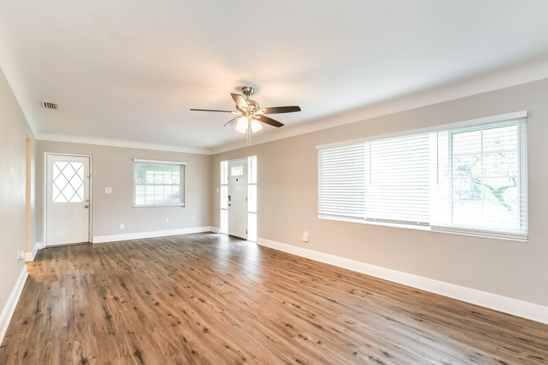 2,240/Mo, 515 S Nekoma Ave Lake Alfred, FL 33850 Living Room View 2