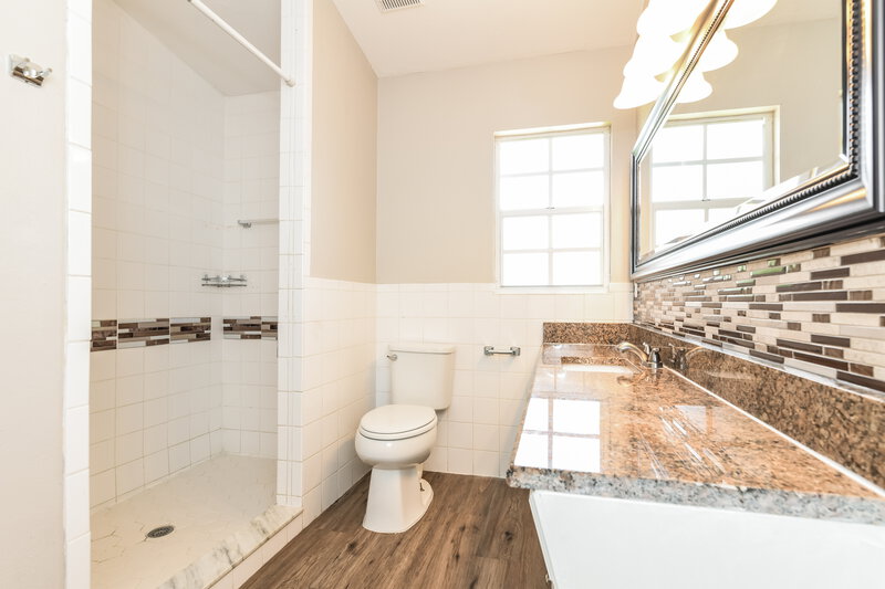 2,240/Mo, 515 S Nekoma Ave Lake Alfred, FL 33850 Main Bathroom View