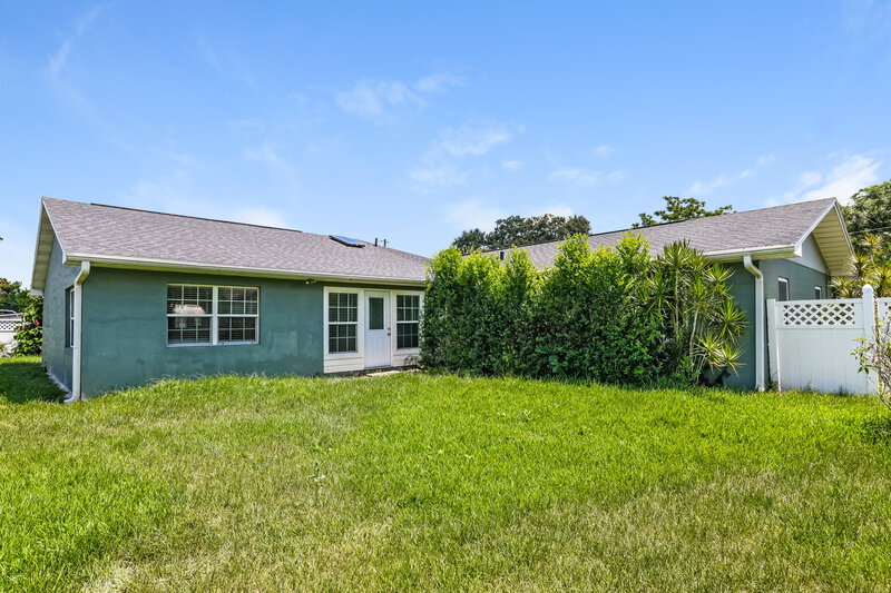 2,240/Mo, 515 S Nekoma Ave Lake Alfred, FL 33850 Rear View