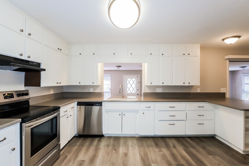 1,870/Mo, 144 Shelley Dr Winter Haven, FL 33884 Kitchen View 2