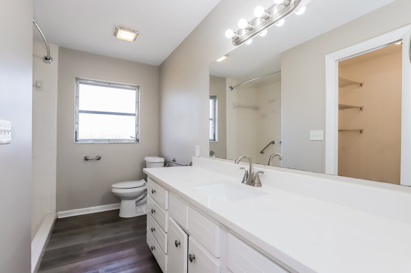 1,870/Mo, 144 Shelley Dr Winter Haven, FL 33884 Main Bathroom View