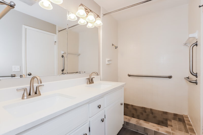1,870/Mo, 144 Shelley Dr Winter Haven, FL 33884 Bathroom View