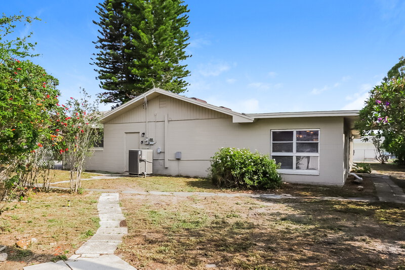 1,870/Mo, 144 Shelley Dr Winter Haven, FL 33884 Rear View