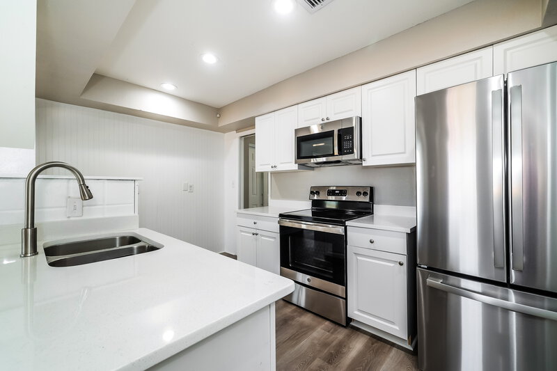 2,225/Mo, 1033 Campbell Ave Lake Wales, FL 33853 Kitchen View