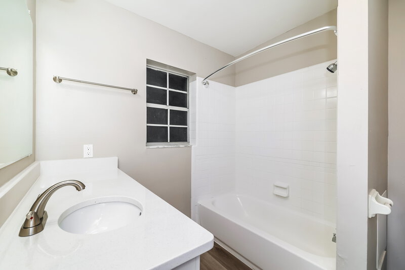 2,225/Mo, 1033 Campbell Ave Lake Wales, FL 33853 Main Bathroom View