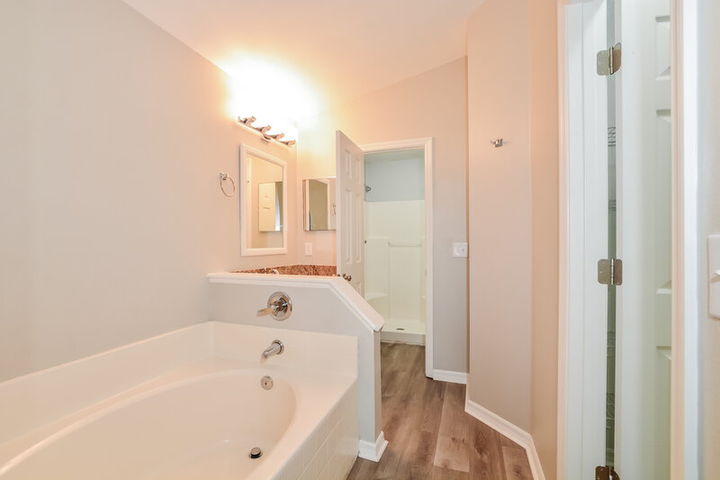 2,075/Mo, 4351 Pembridge Ave Orlando, FL 32826 Main Bathroom View