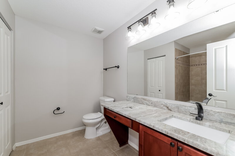 2,500/Mo, 1438 Sawgrass Pointe Dr Orlando, FL 32824 Main Bathroom View