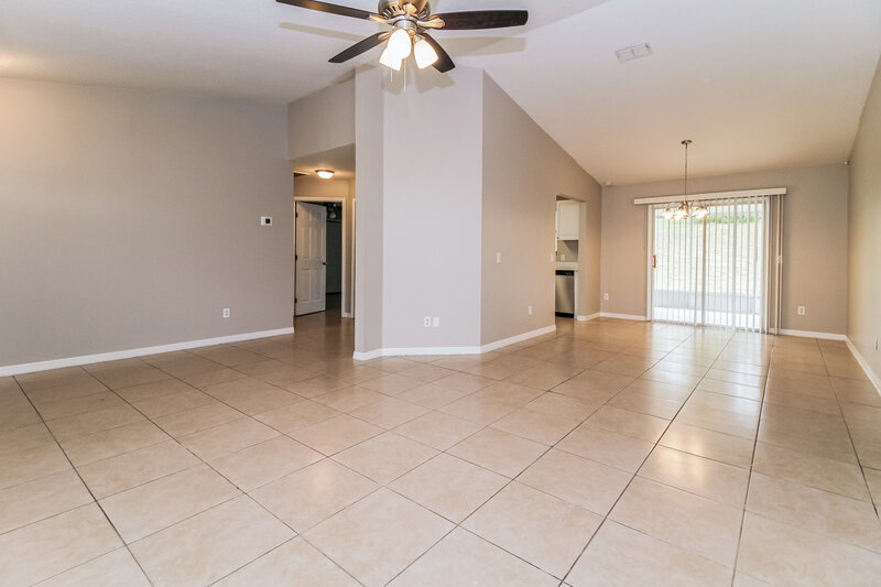 2,045/Mo, 301 Morningview Dr Eustis, FL 32726 Living Room View 2