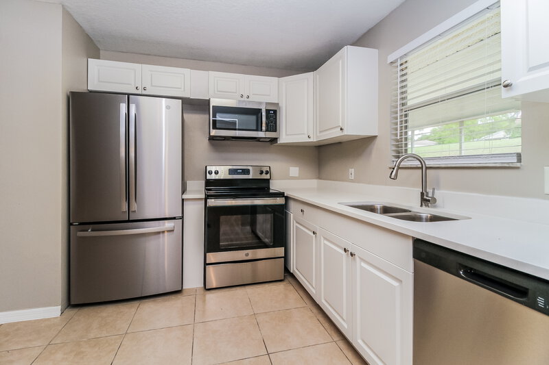 2,045/Mo, 301 Morningview Dr Eustis, FL 32726 Kitchen View 2