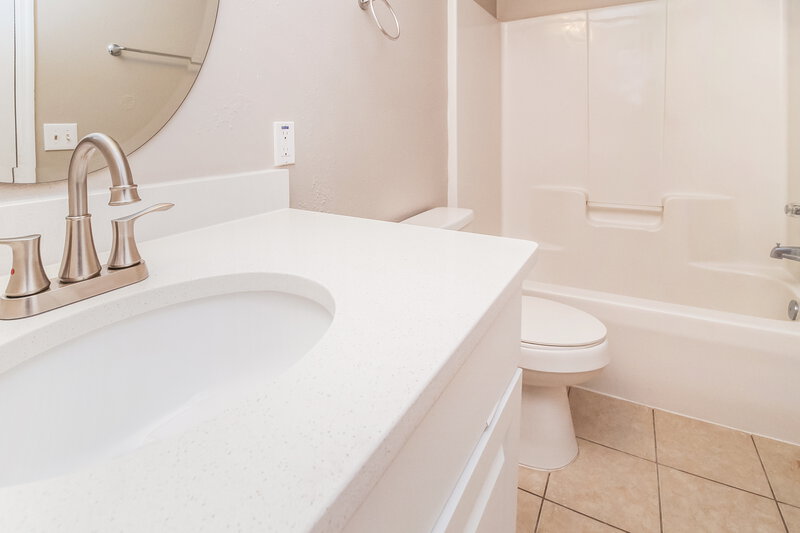 2,045/Mo, 301 Morningview Dr Eustis, FL 32726 Main Bathroom View