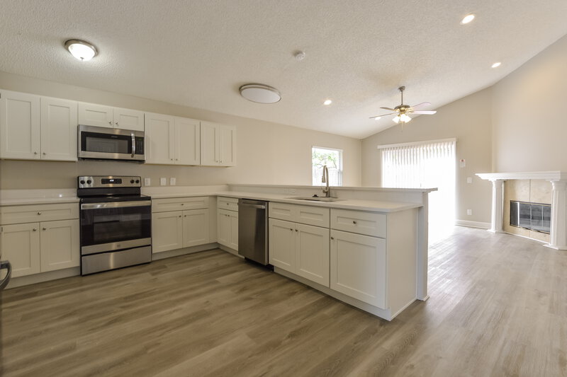 2,520/Mo, 817 Avon Ct Lake Mary, FL 32746 Kitchen View 2