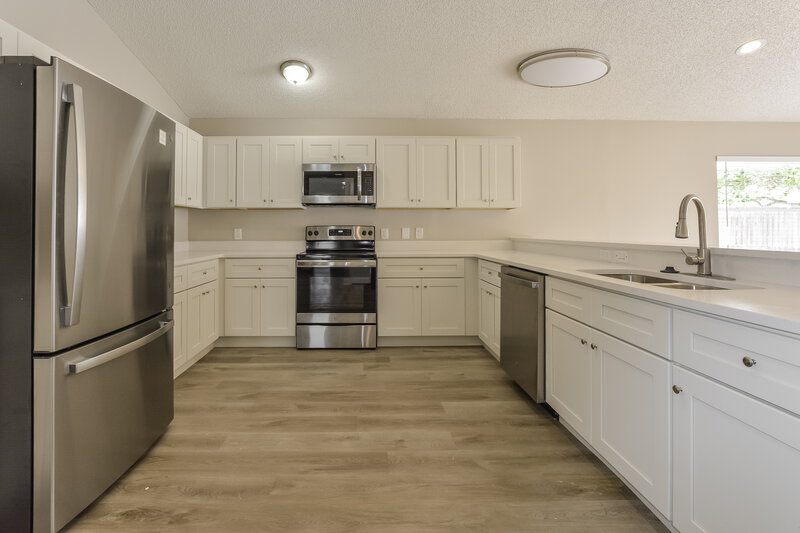 2,520/Mo, 817 Avon Ct Lake Mary, FL 32746 Kitchen View 3
